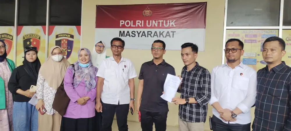 Sekelompok perwakilan massa aksi berdiri di depan spanduk "Polri Untuk Masyarakat" sambil memegang berkas tuntutan.