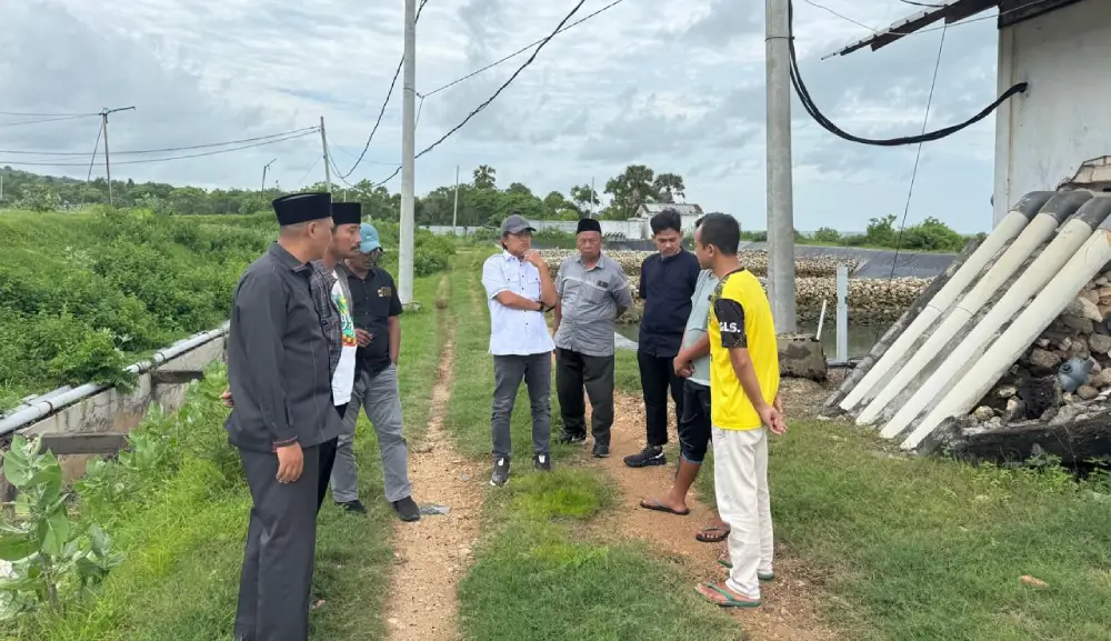 Sekelompok anggota Pansus DPRD Sumenep sedang melakukan inspeksi mendadak (sidak) di area instalasi pembuangan limbah tambak udang PT Hidup Sentosa Tambak Madura.