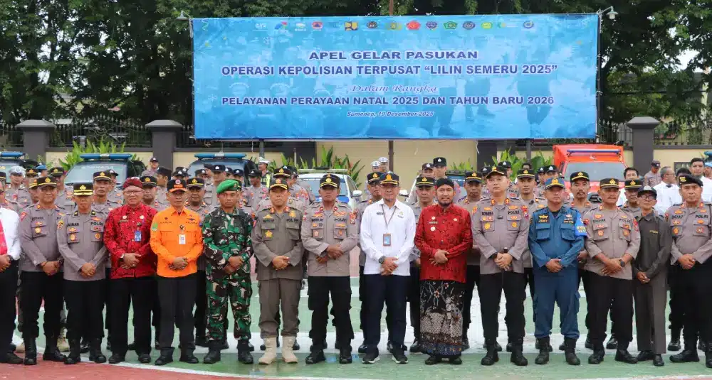 Jajaran pimpinan daerah dan personel gabungan TNI, Polri, serta instansi terkait berfoto bersama di depan spanduk Apel Gelar Pasukan Operasi Lilin Semeru 2025 di Mapolres Sumenep.