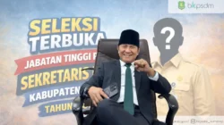 Poster pengumuman seleksi terbuka jabatan Sekretaris Daerah (Sekda) Sumenep tahun 2024. Menampilkan foto Bupati Sumenep, Achmad Fauzi Wongsojudo, yang sedang duduk di kursi kerja dengan latar belakang teks pengumuman dan siluet calon pejabat misterius bertanda tanya.