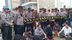 Anggota DPRD Sumenep berdialog dengan mahasiswa terkait penolakan wacana Pilkada dipilih DPRD