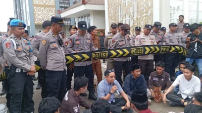 Anggota DPRD Sumenep berdialog dengan mahasiswa terkait penolakan wacana Pilkada dipilih DPRD
