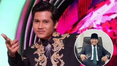 Valen, peserta Dangdut Academy 7 Indosiar, tampil di atas panggung dengan sorotan lampu, menggambarkan beban harapan publik terhadap artis muda.