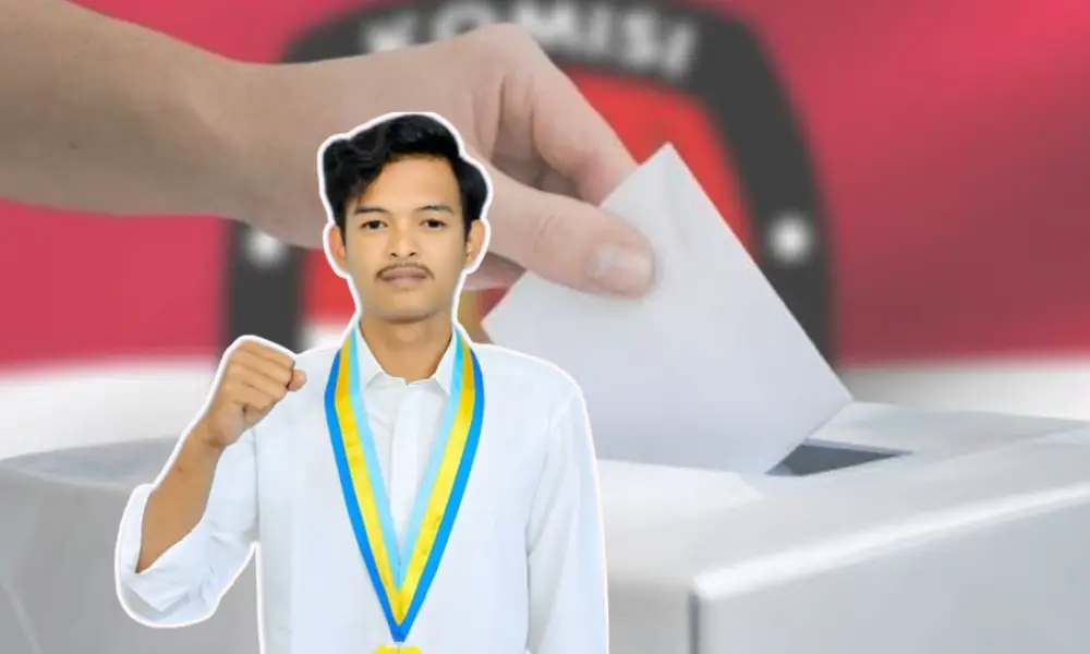 Seorang pria muda (Tijanuz Zaman) mengenakan kemeja putih dan samir organisasi PMII berwarna kuning-biru dengan pose mengepalkan tangan, berlatar belakang ilustrasi tangan memasukkan surat suara ke kotak suara dan logo KPU yang diburamkan.