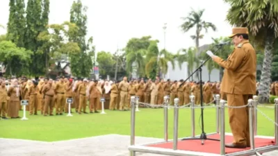 Wakil Bupati (Wabup) Sumenep, KH Imam Hasyim, memberikan sambutan dari atas podium saat memimpin Apel Gabungan perdana tahun 2026 di depan barisan ratusan ASN yang mengenakan seragam cokelat (Khaki) di halaman Kantor Pemkab Sumenep.