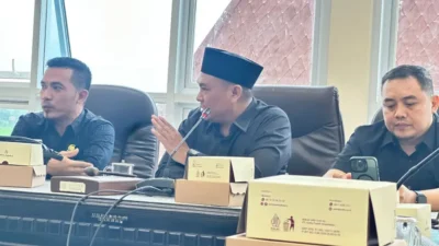 Tiga anggota Komisi III DPRD Sumenep sedang memimpin rapat koordinasi pengawasan infrastruktur di meja pimpinan.