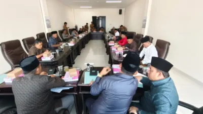 Suasana ruang rapat DPRD Sumenep dengan meja berbentuk U yang diisi oleh para anggota dewan.