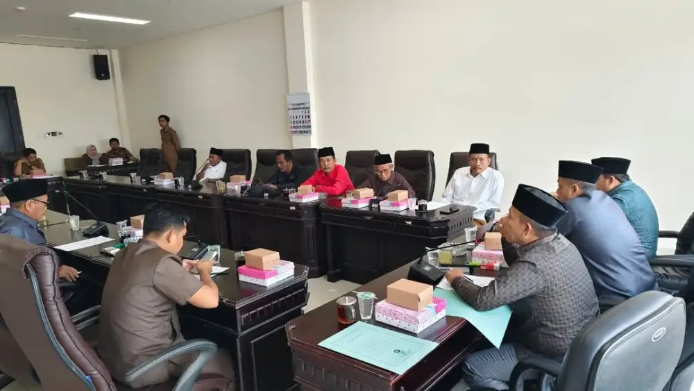 Para anggota DPRD Sumenep menyimak pembahasan rancangan jadwal kegiatan tahun 2026.