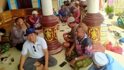 Sekelompok warga nelayan Giliraja duduk lesehan bersama anggota kepolisian di teras sebuah bangunan untuk mediasi kasus pukat harimau.