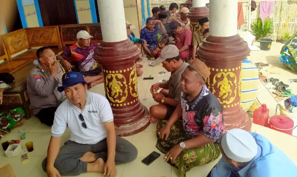 Sekelompok warga nelayan Giliraja duduk lesehan bersama anggota kepolisian di teras sebuah bangunan untuk mediasi kasus pukat harimau.