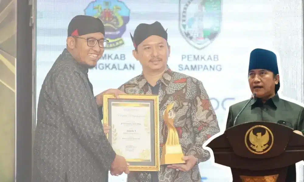 Foto kolase yang menampilkan Bupati Sumenep Achmad Fauzi Wongsojudo bersama Arif Firmanto (Kepala Bappeda sekaligus Calon Unggulan Sekda yang mundur) saat penyerahan penghargaan, bersanding dengan foto Akhmadi Yasid (Penulis Opini/Parlemen) yang sedang berpidato di podium.