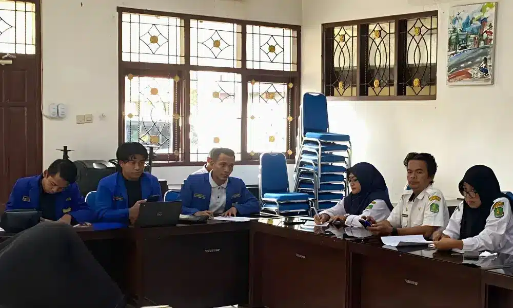 Audiensi PC PMII Sumenep dengan Dinas Lingkungan Hidup Kabupaten Sumenep membahas dugaan limbah tambak udang yang mencemari pesisir.