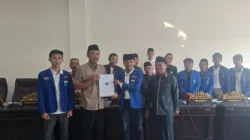 Pengurus Cabang PMII Sumenep menyerahkan naskah audiensi kepada pimpinan Komisi II DPRD Sumenep terkait penguatan transaksi non tunai QRIS.