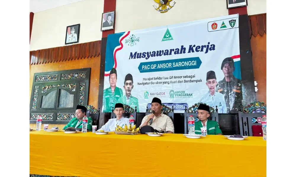 Camat Saronggi, Arman Mustofa (tengah, memegang mik), memberikan sambutan dalam Musyker PAC GP Ansor Saronggi, didampingi jajaran pimpinan Ansor Sumenep dan Saronggi.