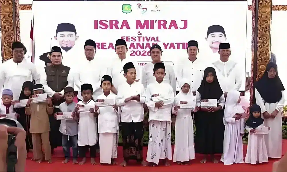 Jajaran pejabat Pemerintah Kabupaten Sumenep berfoto bersama anak-anak yatim pemegang voucher belanja dalam acara peringatan Isra' Mi'raj dan Festival Kreasi Anak Yatim 2026 di Pendopo Agung Keraton Sumenep.