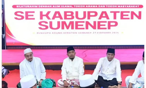 Bupati Sumenep Achmad Fauzi Wongsojudo duduk bersama tokoh agama di Pendopo Agung Keraton.
