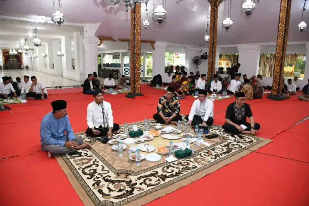 Bupati Sumenep Achmad Fauzi Wongsojudo duduk bersama jajaran OPD di Pendopo Keraton, menekankan pentingnya integritas dan pengentasan kemiskinan saat buka puasa bersama awal Ramadan 1447 H.