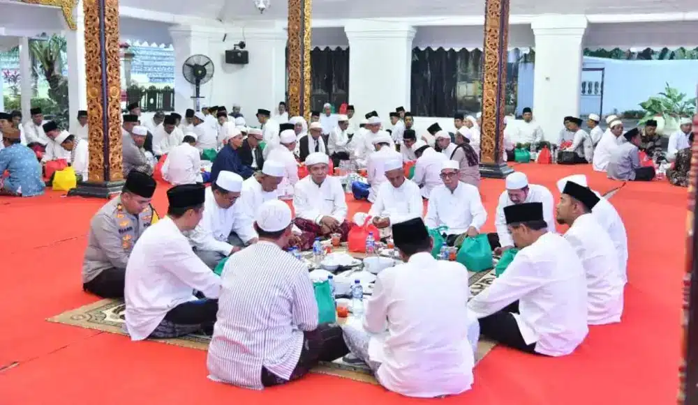 Suasana khidmat para alim ulama dan tokoh masyarakat duduk bersila dalam acara silaturahim di Pendopo Keraton Sumenep.