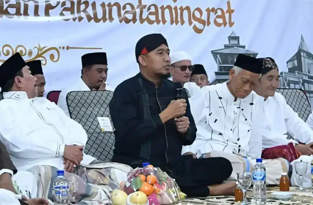 Bupati Sumenep Achmad Fauzi Wongsojudo sedang berbicara menggunakan mikrofon, didampingi tokoh masyarakat dan ulama dalam acara Haul Sultan Abdurrahman Pakunataningrat di Asta Tinggi.