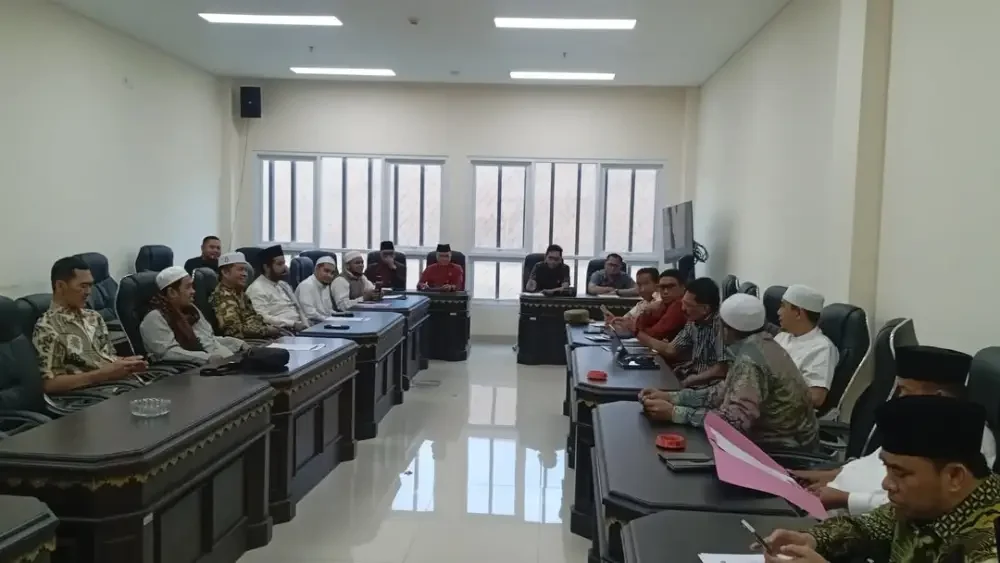 Puluhan habaib dan ulama bertemu pimpinan DPRD Sumenep dalam rapat resmi membahas penertiban tempat hiburan malam di ruang rapat DPRD