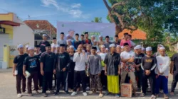 Puluhan santri Pondok Pesantren Darurrahman Sumenep berfoto bersama di depan spanduk acara "Gowes Sehat" dengan latar belakang bangunan pesantren.