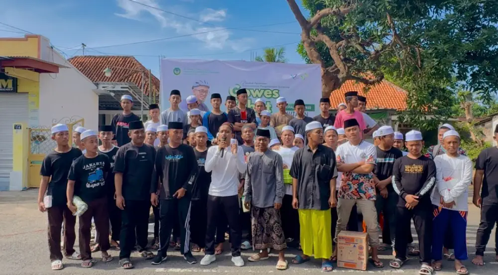 Puluhan santri Pondok Pesantren Darurrahman Sumenep berfoto bersama di depan spanduk acara "Gowes Sehat" dengan latar belakang bangunan pesantren.