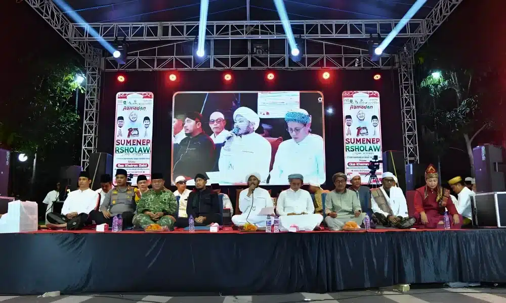 Bupati Sumenep Achmad Fauzi Wongsojudo bersama Wakil Bupati dan para ulama duduk di atas panggung saat acara Sumenep Bersholawat 2026 di Taman Potre Koneng.