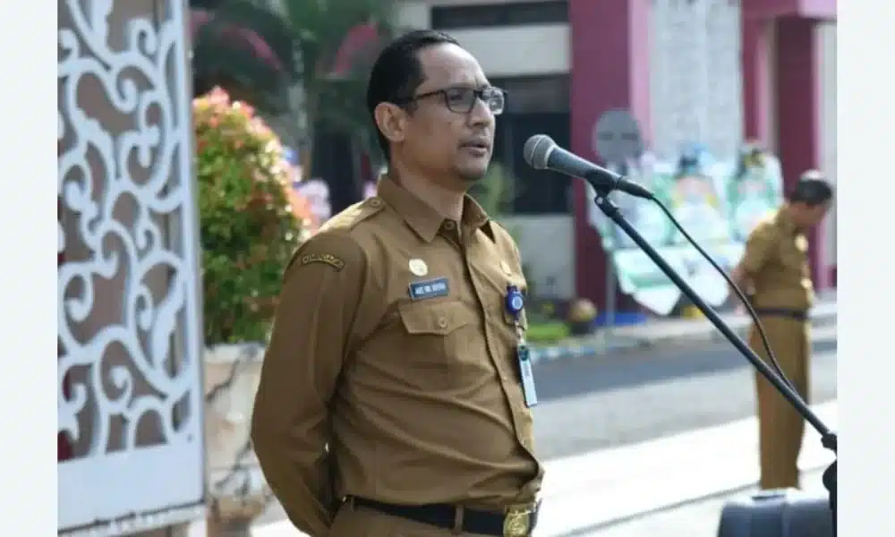 Sekretaris Daerah Kabupaten Sumenep (Sekda Sumenep), Agus Dwi Saputra, memberikan arahan saat memimpin Apel Gabungan ASN di halaman kantor Pemkab Sumenep.