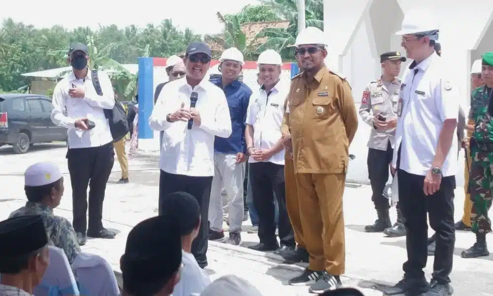 Menteri KKP Sakti Wahyu Trenggono (baju putih) didampingi Bupati Sumenep Achmad Fauzi Wongsojudo (seragam cokelat) saat meninjau program KNMP di Desa Dapenda.