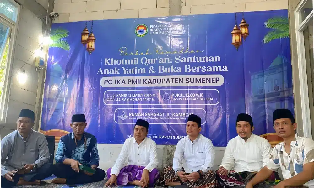 Jajaran tokoh IKA PMII Sumenep dan KH. Hazmi Basyir duduk bersila dalam acara Khotmil Qur’an dan Santunan Anak Yatim Ramadhan 2026.