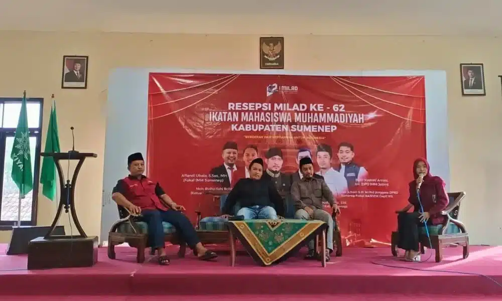 Suasana panel diskusi atau "Sekolah Politik" yang menghadirkan narasumber dari berbagai unsur di atas panggung formal.