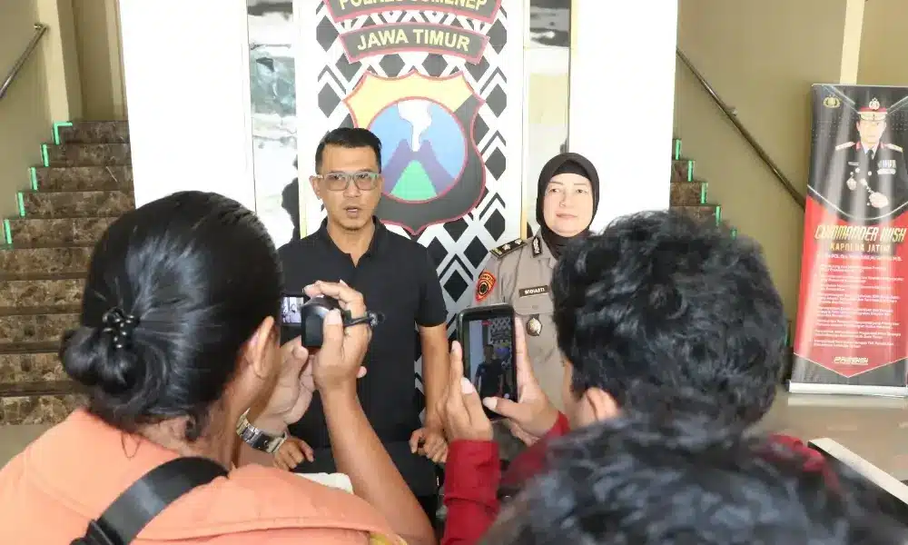 Kasat Reskrim Polres Sumenep AKP Agus Rusdiyanto (kiri) memberikan keterangan pers didampingi Plt Kasihumas Polres Sumenep Kompol Widiarti Sutyoningtyas (kanan) terkait penangkapan tersangka pencabulan di depan logo Polres Sumenep.