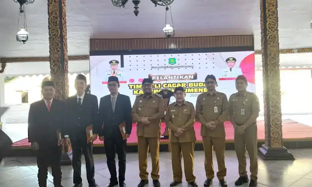Bupati Sumenep Achmad Fauzi Wongsojudo berfoto bersama lima Tim Ahli Cagar Budaya (TACB) periode 2026-2029 yang baru dilantik di Pendapa Agung Keraton Sumenep.