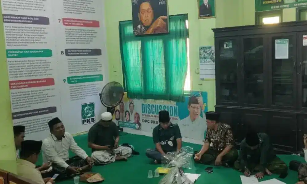 Anggota Fraksi PKB DPRD Sumenep duduk lesehan bersama warga dan tokoh masyarakat di kantor DPC PKB dalam acara "Hari Fraksi" untuk menyerap aspirasi.