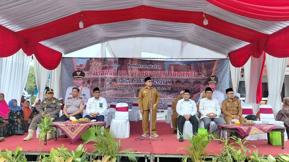 Wakil Bupati Sumenep KH Imam Hasyim memberikan sambutan di atas panggung di depan spanduk pemberangkatan jemaah haji Kabupaten Sumenep tahun 2026.