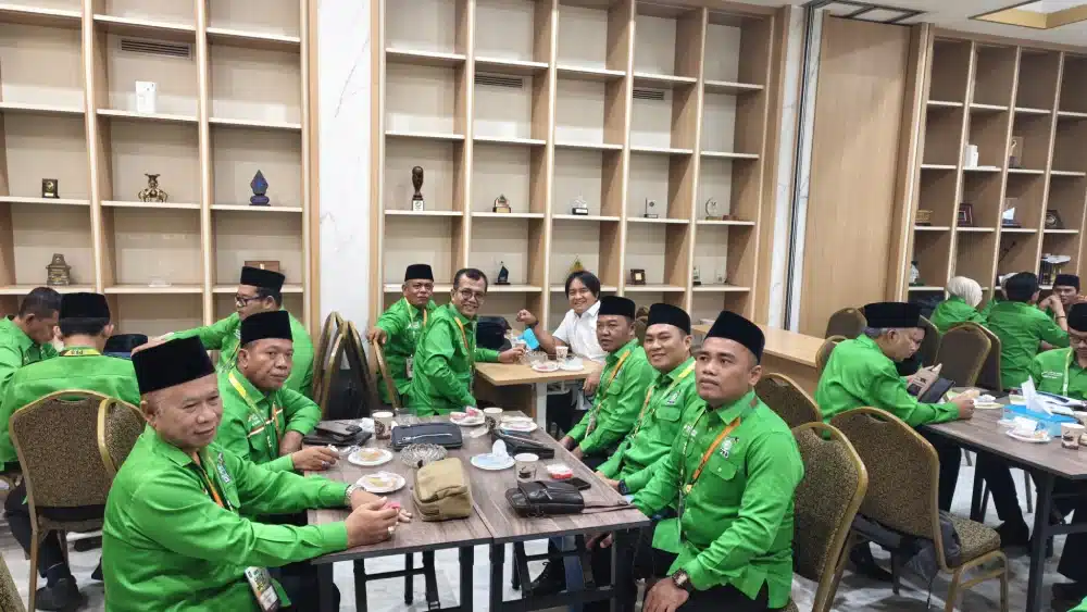 Jajaran fungsionaris dan calon Ketua DPC PKB Sumenep mengenakan seragam hijau partai saat menghadiri sesi Uji Kelayakan dan Kepatutan (UKK) di DPP PKB.