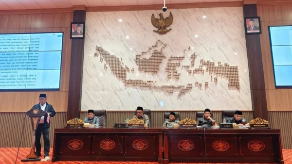 Juru Bicara Fraksi PDI Perjuangan, Darul Hasyim Fath, berdiri di podium membacakan laporan hasil reses di hadapan pimpinan DPRD Sumenep dan Wakil Bupati.