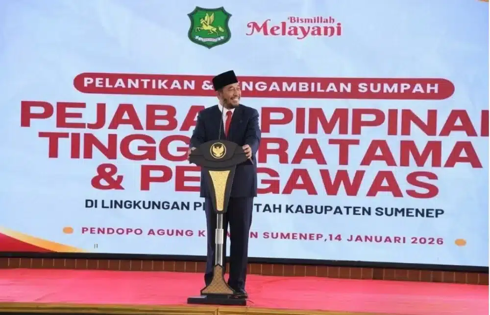 Bupati Achmad Fauzi Wongsojudo sedang memberikan sambutan di atas podium dalam acara pelantikan pejabat Pemkab Sumenep yang digelar di Pendopo Agung Keraton Sumenep. Di latar belakang terdapat layar digital besar bertuliskan Pelantikan & Pengambilan Sumpah Pejabat Pimpinan Tinggi Pratama & Pengawas di Lingkungan Pemkab Sumenep.