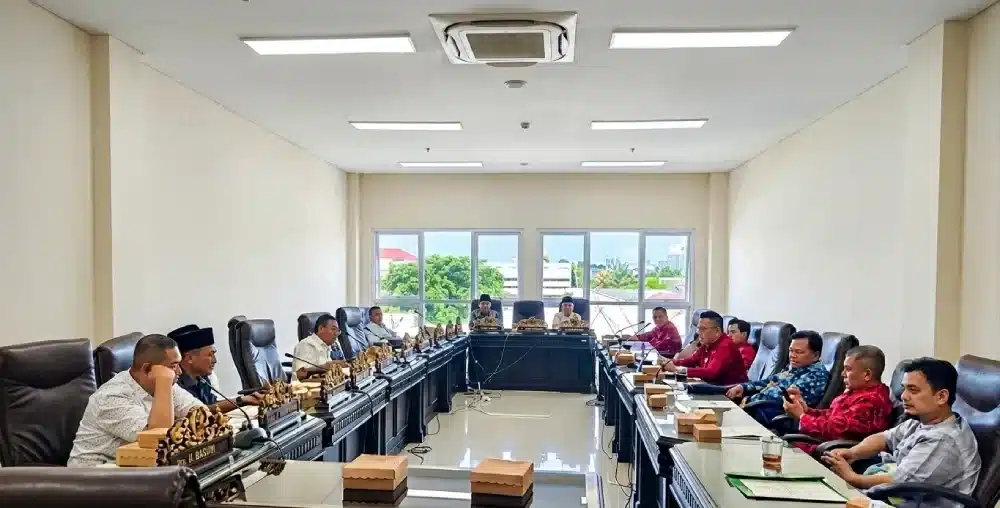 Anggota Pansus DPRD Sumenep bersama instansi terkait sedang melaksanakan rapat kerja intensif di ruang rapat, membahas Raperda penyertaan modal untuk memperkuat ekonomi kerakyatan melalui sektor pertanian dan UMKM.