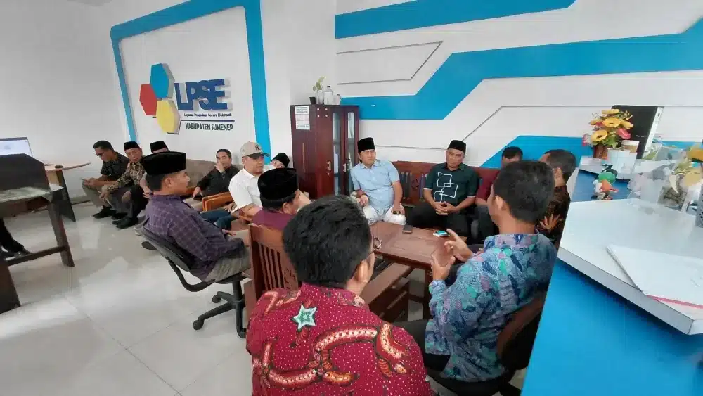 Rombongan Komisi III DPRD Sumenep sedang duduk bersama dan melakukan dialog dengan tim Pokja di dalam kantor LPSE Kabupaten Sumenep untuk menindaklanjuti laporan dugaan kongkalikong proyek fisik.