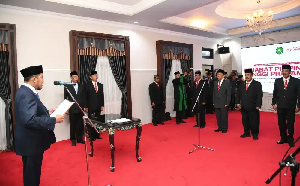 Bupati Sumenep Achmad Fauzi Wongsojudo sedang melantik empat pejabat tinggi pratama, menggeser mereka ke posisi strategis untuk memperkuat birokrasi dan meningkatkan pelayanan publik di Kabupaten Sumenep.