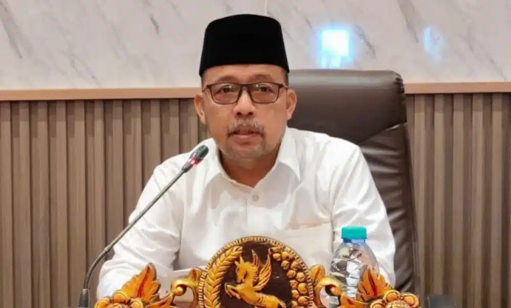 Ketua DPRD Sumenep, Zainal Arifin, saat memberikan pemaparan mengenai implementasi nilai-nilai Pancasila dalam kebijakan publik, tampak mengenakan kemeja putih dan peci hitam di ruang rapat resmi.