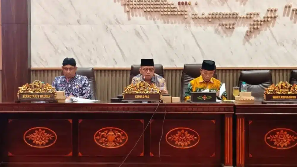 Suasana Rapat Paripurna DPRD Sumenep yang dipimpin oleh Ketua DPRD Sumenep, H. Zainal Arifin, didampingi jajaran pimpinan saat membahas pandangan umum fraksi mengenai penguatan sektor industri pertanian dan perikanan.