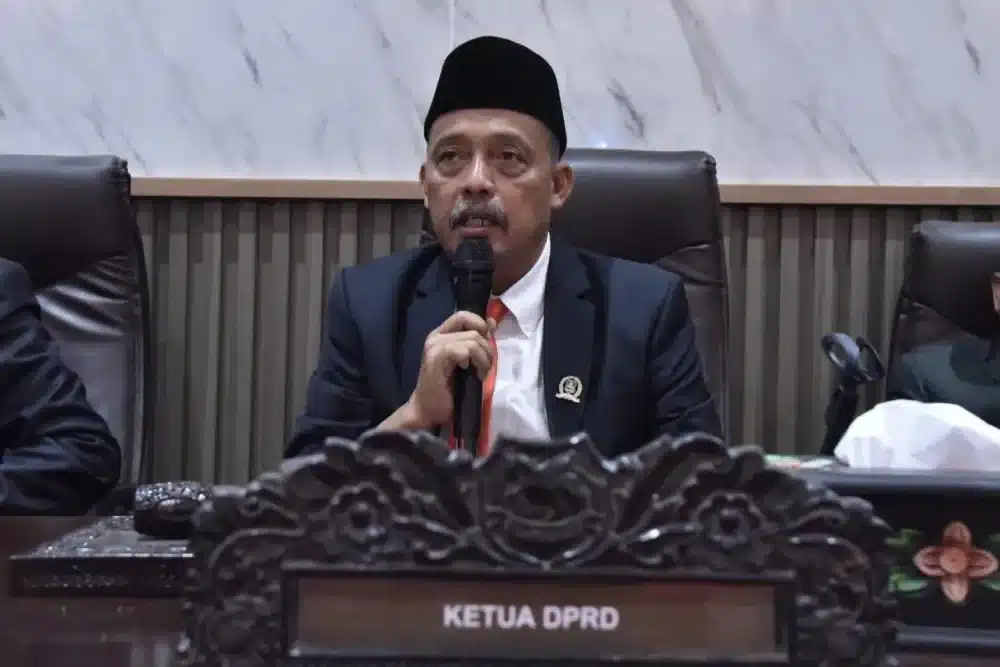 Ketua DPRD Sumenep H Zainal Arifin sedang memberikan sambutan menggunakan mikrofon dalam sebuah rapat, memperingati momentum Tahun Baru Islam 1 Muharam 1448 Hijriah.