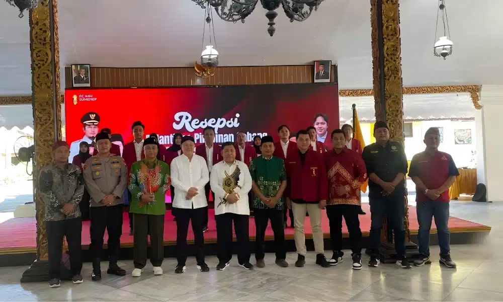 Foto bersama setelah prosesi pelantikan selesai, menampilkan para pengurus baru PC IMM Sumenep yang berdiri berdampingan dengan para tokoh undangan yang hadir, termasuk perwakilan Muhammadiyah, Pemerintah Kabupaten, Kepolisian, dan akademisi. Mereka berfoto di atas panggung dengan latar belakang spanduk pelantikan dan lampu gantung klasik Pendopo.